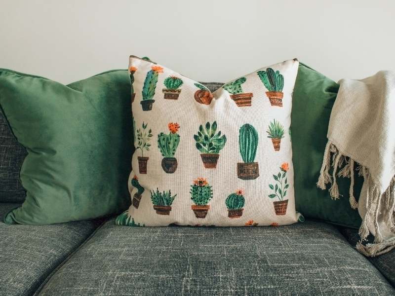 Sofa z poduszkami w kaktusy